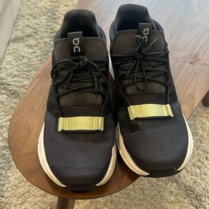 Black men’s oncloud size 10.5